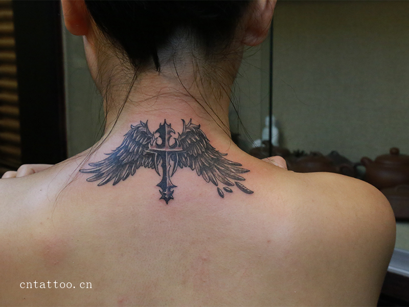 十字架翅膀纹身图案