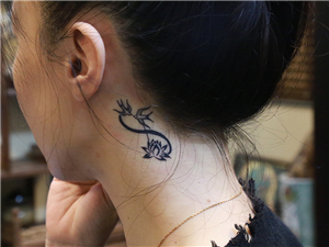耳后燕子纹身图案